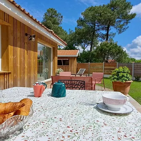 Prázdninový dům Cote Ouest, Elegance Piscine Et Pool-house Gujan-Mestras